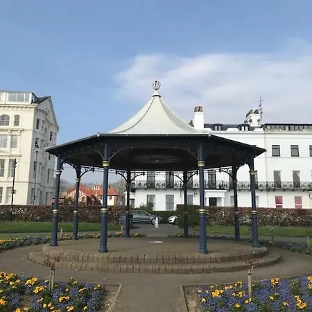 Brooklands Seaside Retreat Flat 6 דירה